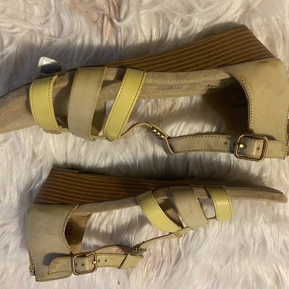 NEW SANDALS W SMALL WEDGE - Picture 2 of 4